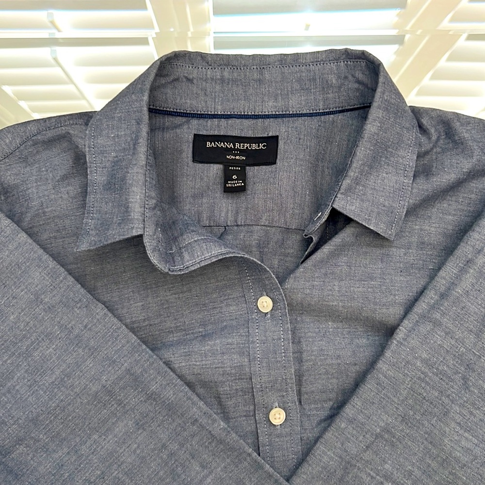 Banana Republic Petite Button down long sleeve size:6
